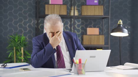 un hombre de negocios con problemas oculares.