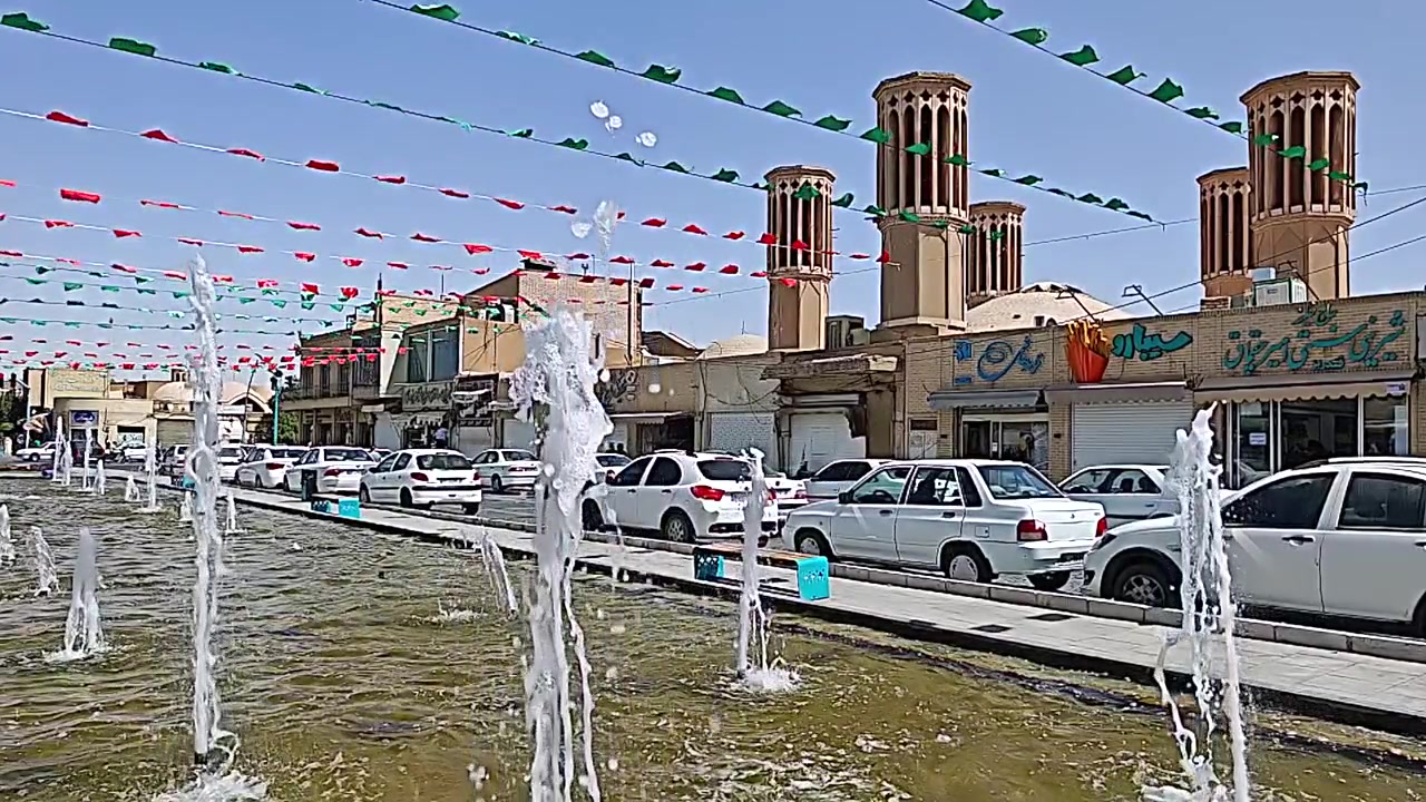 Fontane davanti alle tradizionali torri del vento a Yazd