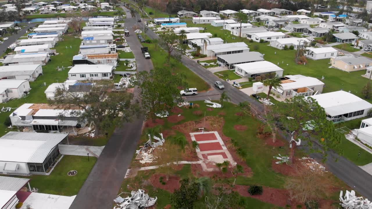 video de drones de 4k de daños por huracanes en un parque de casas móviles en florida - 31