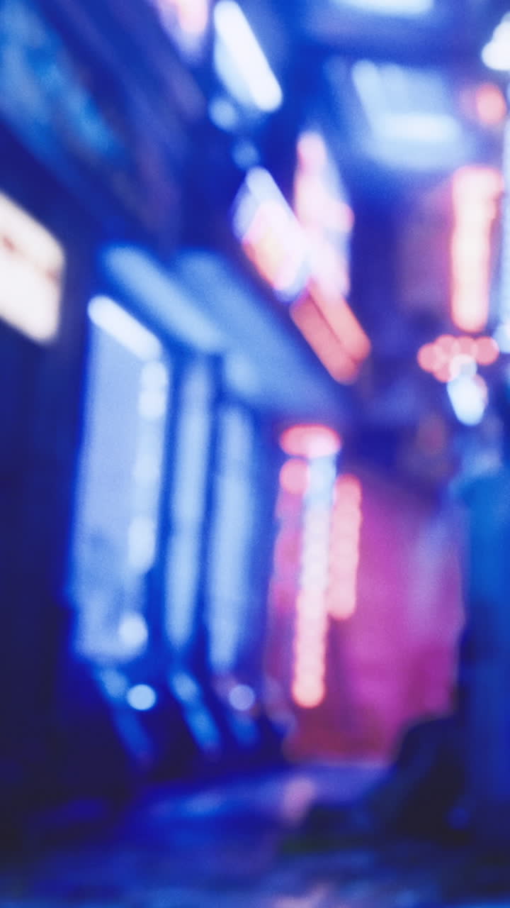 深夜の路地裏にネオンライトが輝く夜の風景。
