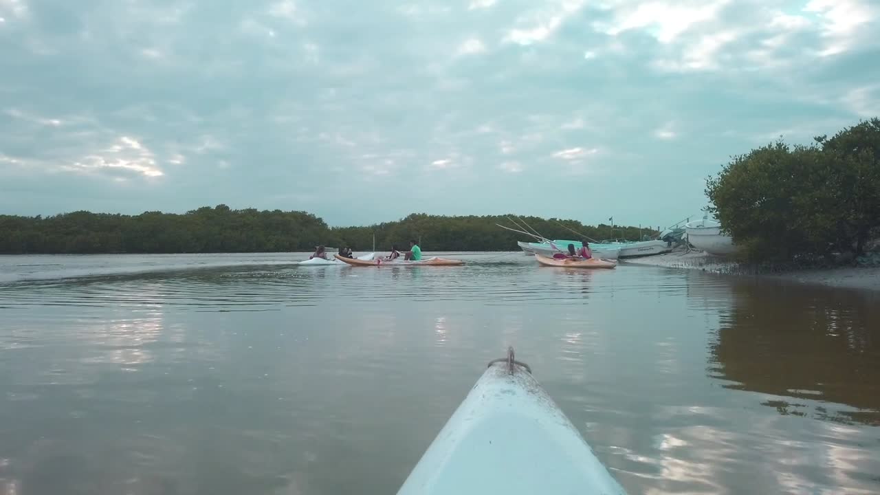 kayak en laguna en mexico con un grupo de personas