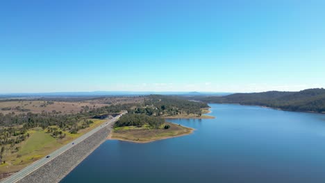 Following-the-Brisbane-Valley-Highway-north-across-Wivenhoe-Dam-in-Brisbane,-Australia