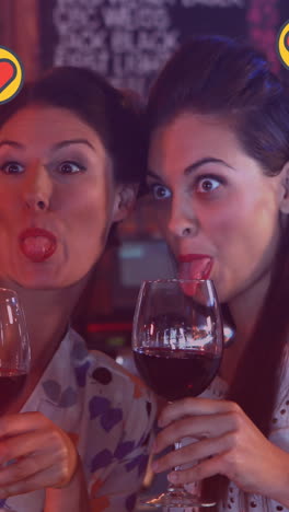 animación de las reacciones en las redes sociales sobre mujeres caucásicas felices bebiendo vino y tomando selfies