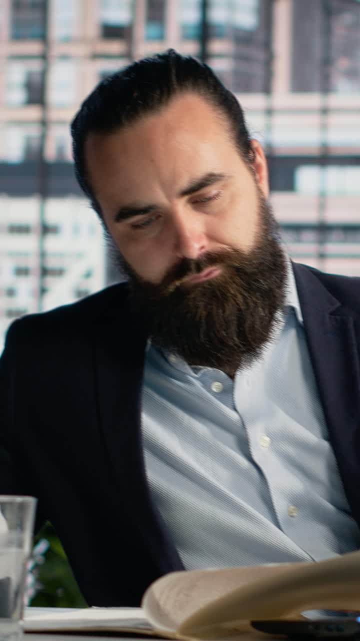 CEO do sexo masculino gravando vídeo vertical, planejando a estratégia de administração com insights de performance
