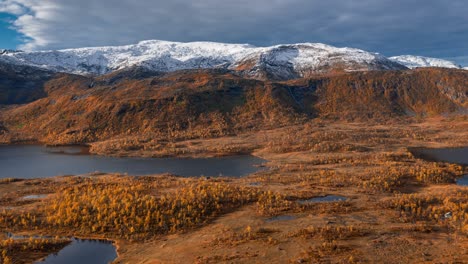 hermoso día de otoño en el valle de svandalen en la isla senja