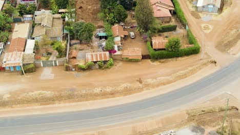 Pueblo-Rural-De-Kenia-Con-El-Kilimanjaro-Al-Fondo