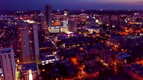 Video-Nocturno-Aéreo-De-4k-Del-Centro-De-San-Petersburgo,-Florida