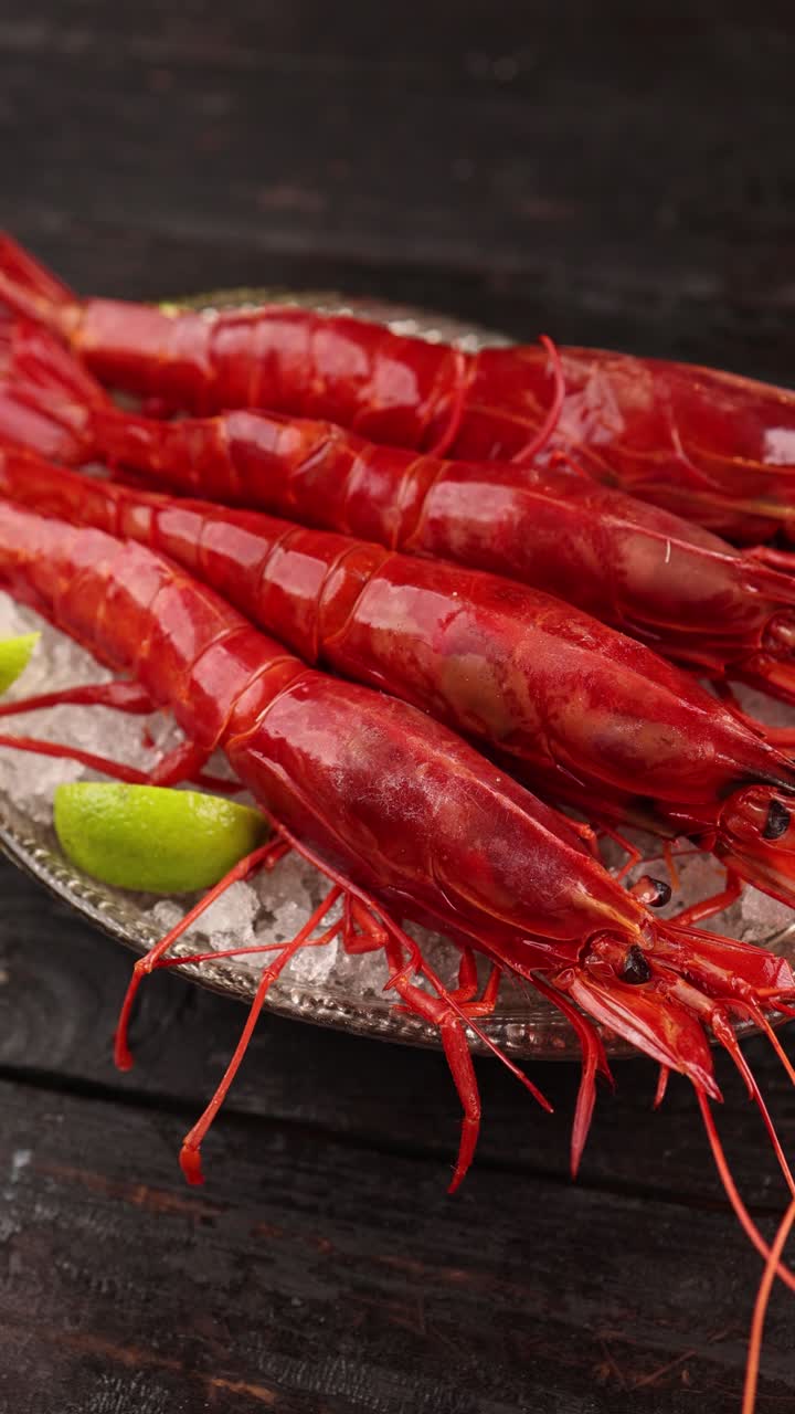 camarones rojos frescos en hielo con lima