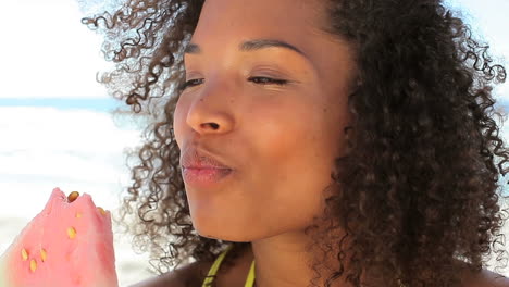 mujer disfrutando de la sandía