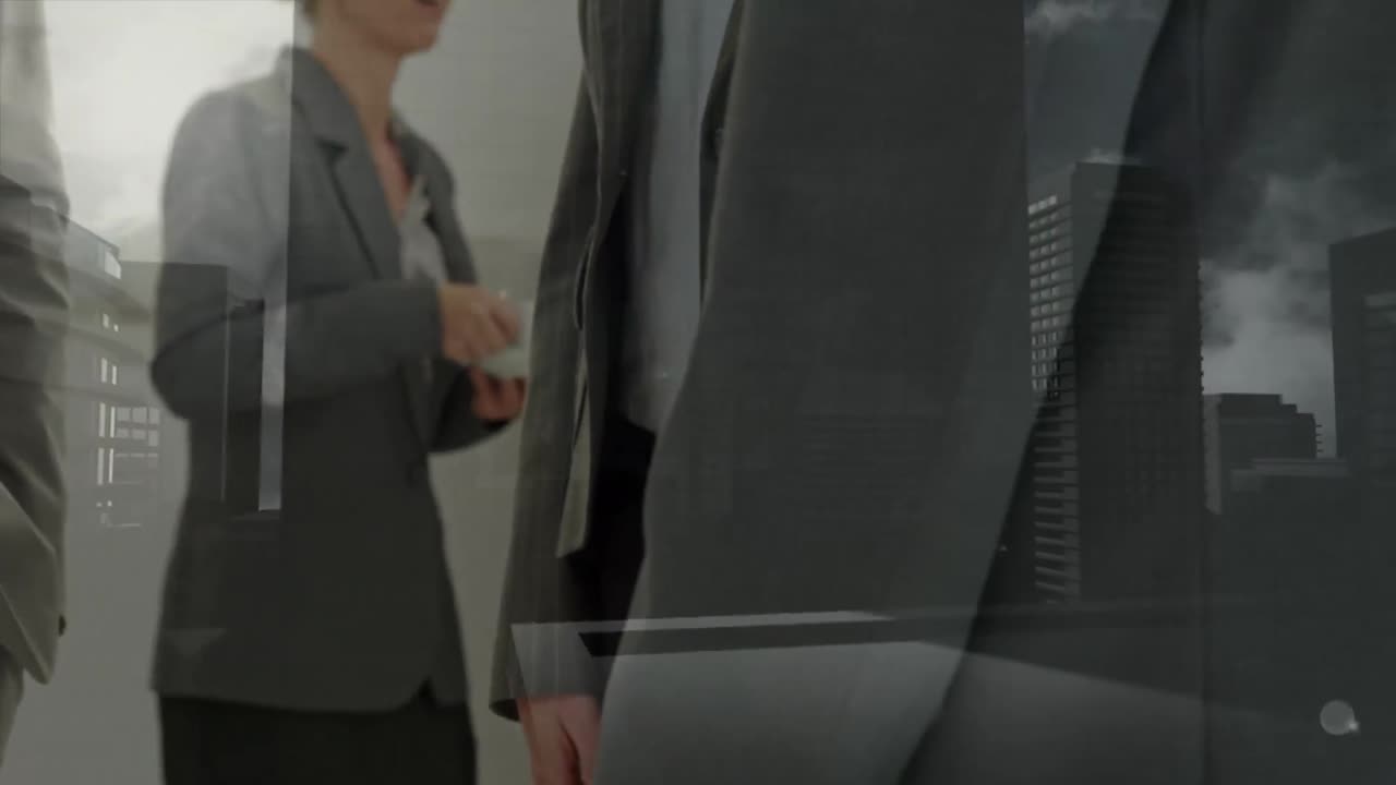 анимация городского пейзажа над разнообразными бизнесменами