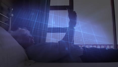 animación de monitor de ritmo cardíaco azul y datos en la cuadrícula, sobre una mujer mayor en la cama usando un teléfono inteligente