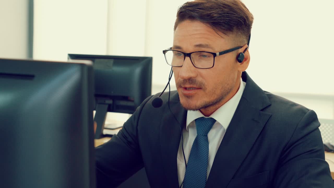 Forretningsfolk med headset som jobber på kontor