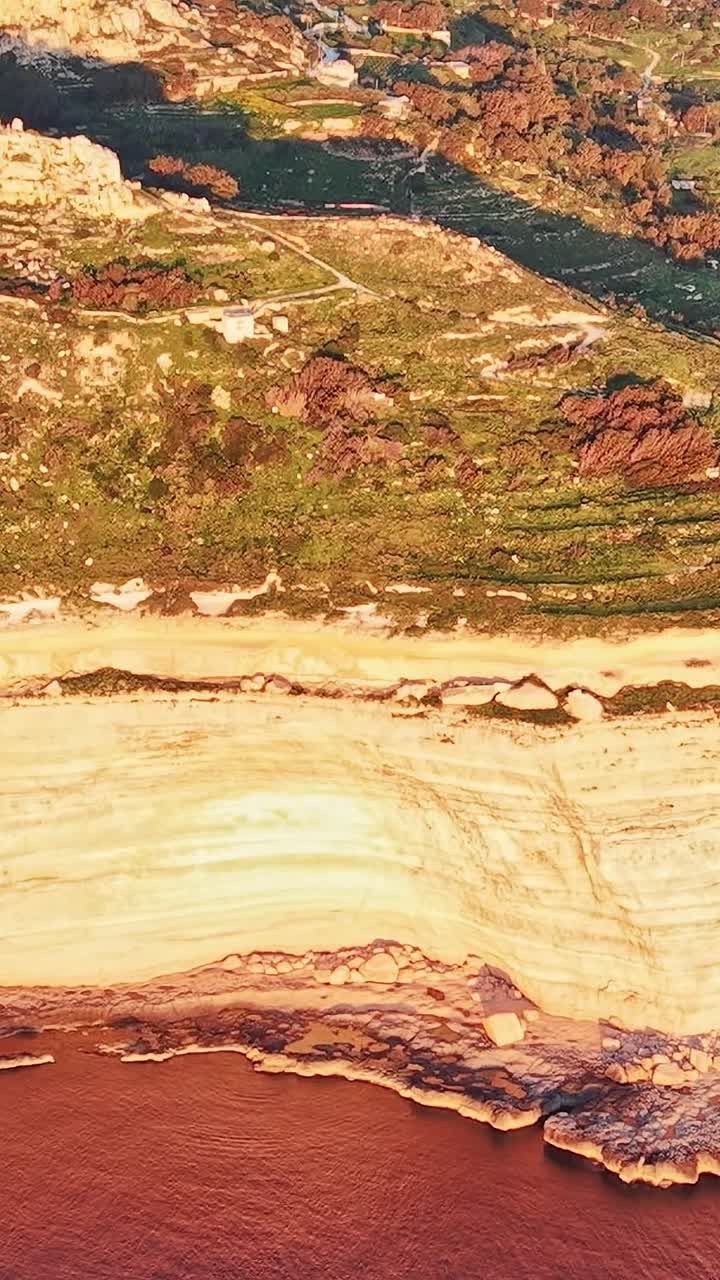 Splendida costa a Malta con formazioni rocciose e acqua cristallina