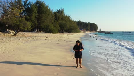 Junge-Touristin-Läuft-Allein-Barfuß-Auf-Dem-Weißen-Sand-Eines-Exotischen-Strandes-Und-Genießt-Die-Wunderschöne-Meereslandschaft-Und-Die-Frische-Luft-Des-Tropischen-Indonesiens