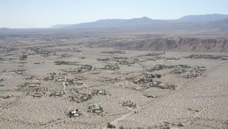 Vista-Aérea-De-Borrego-Springs-California-Mirando-Hacia-El-Mar-Salton