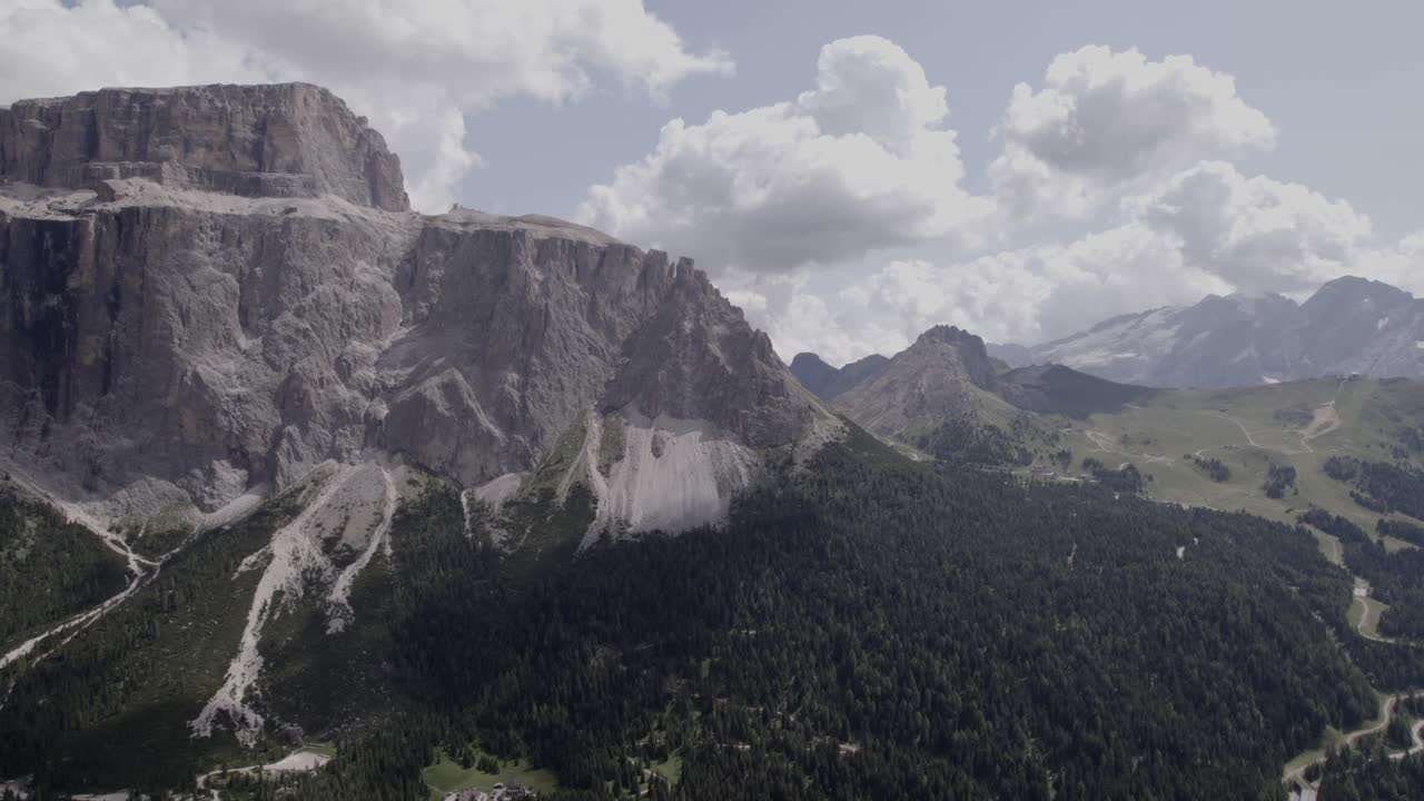 Video drone con ripresa frontale in avanzamento, sul Passo Sella, con montagna all'orizzonte