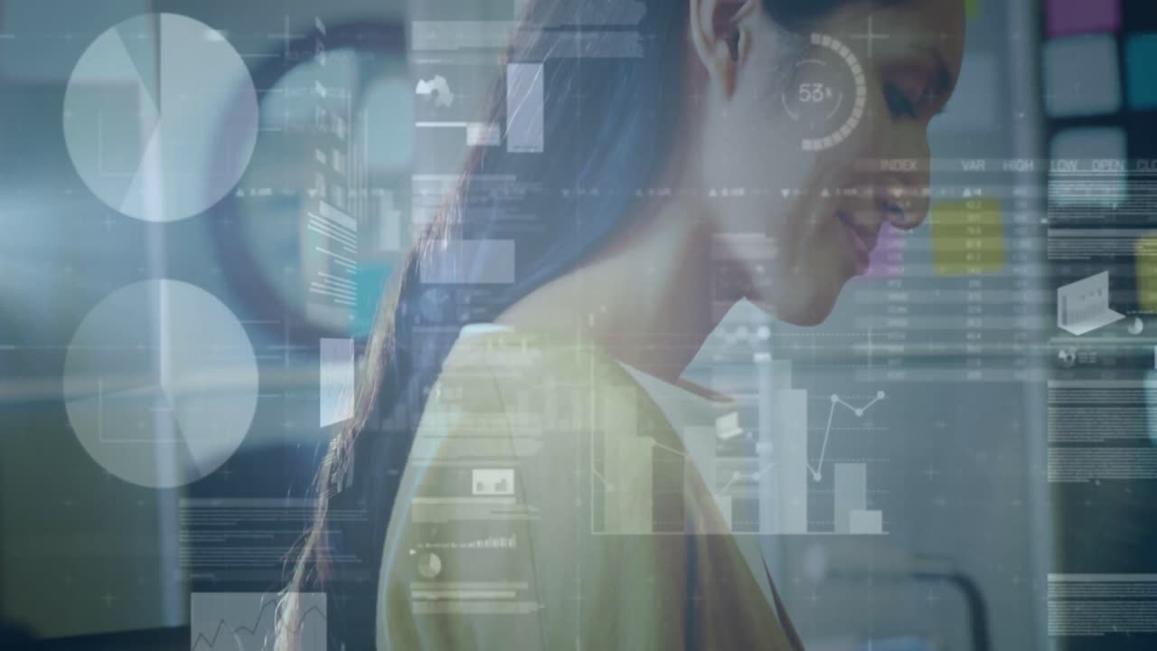 animación del procesamiento de datos sobre una mujer de negocios biracial en la oficina