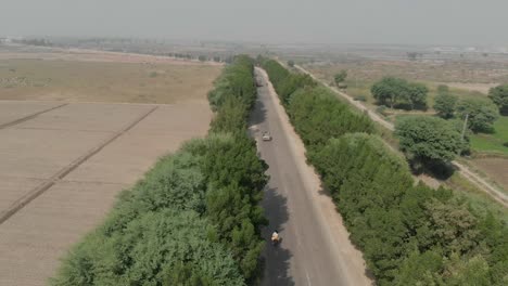 Carretilla-Aérea-A-Lo-Largo-De-La-Carretera-Que-Atraviesa-Tierras-Rurales-En-Khairpur