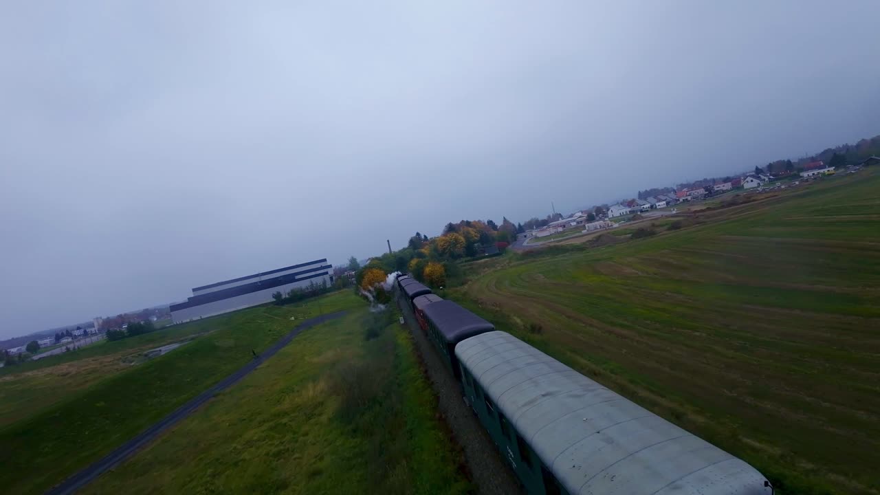 증기 기관차가 가을 풍경을 통과합니다.