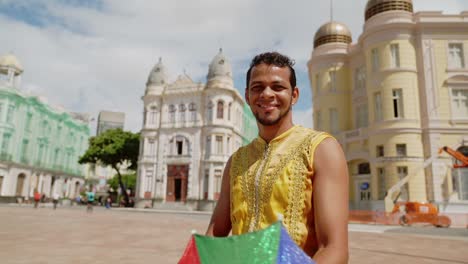 retrato de una bailarina de frevo en el carnaval callejero de recife, pernambuco, brasil.