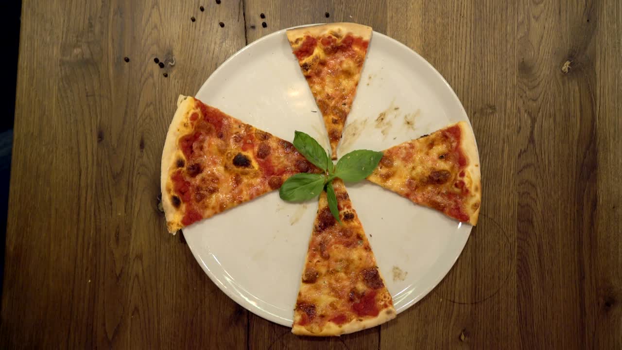 Pizza a fette servita su un piatto di legno rotondo