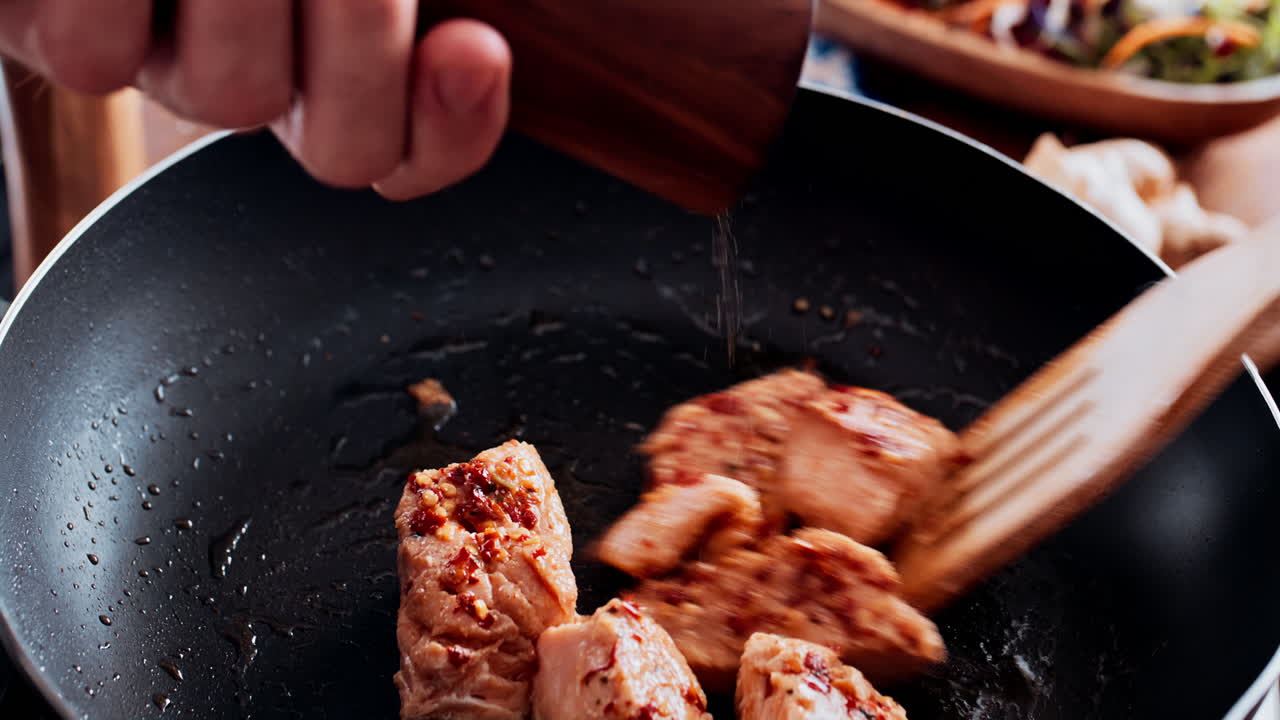 냄비에 연어 요리