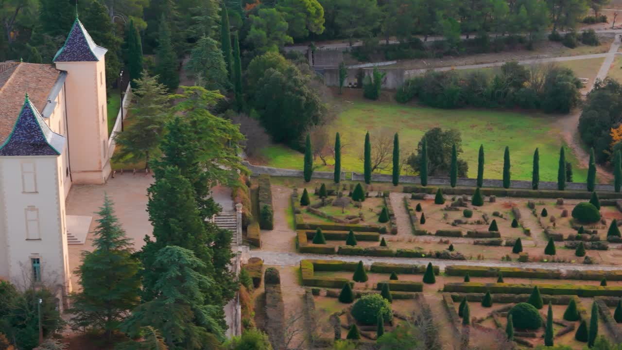 레스틴클리에르 (restinclières) 의 경치 좋은 정원 을 가진 프랑스 의 럭리우스 성 의 공중 풍경