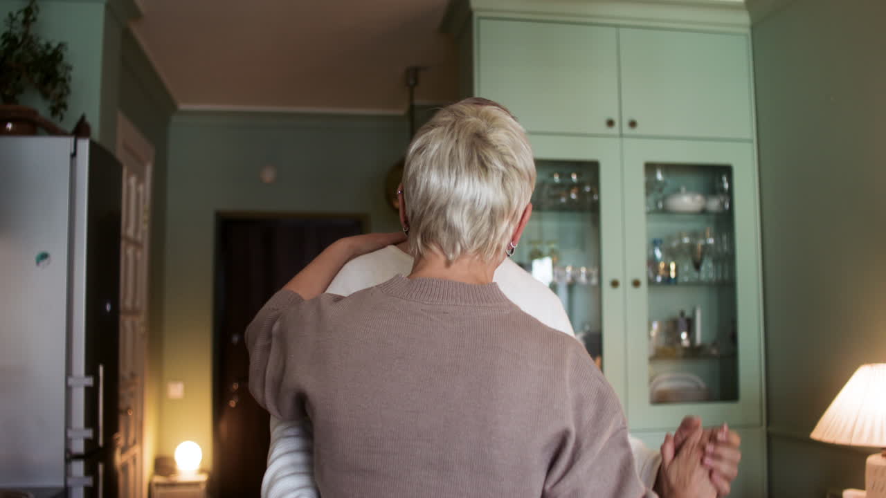 집에서 춤추는 커플