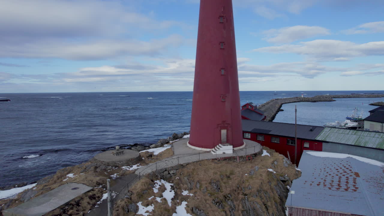 안데네스 등대 오름차순 드론 샷 4k, 노르웨이