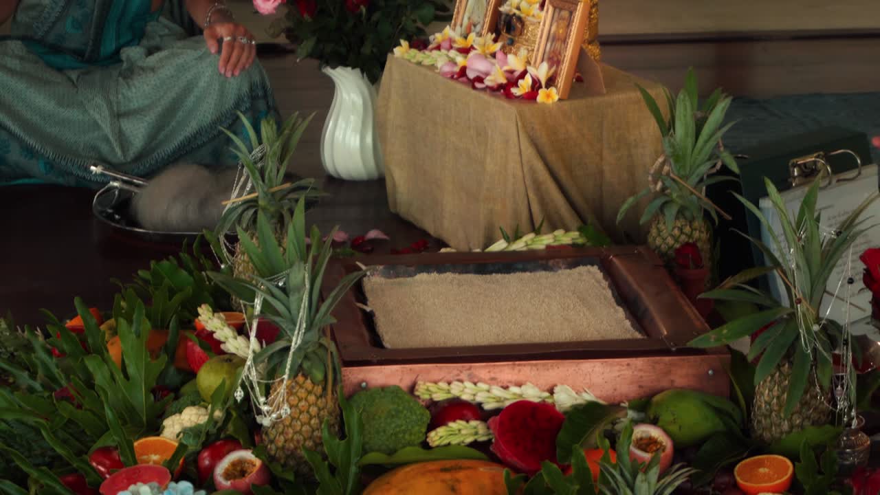 flores y frutas para ofrecer en la ceremonia del fuego yagya hindú