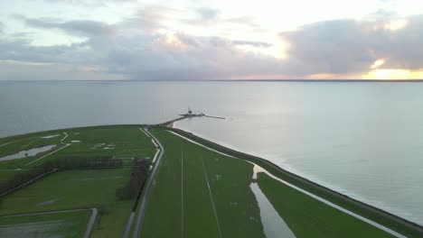 Binnenmeer-Von-Holland-Namens-Markermeer-Mit-Entferntem-Leuchtturm-Im-Morgengrauen