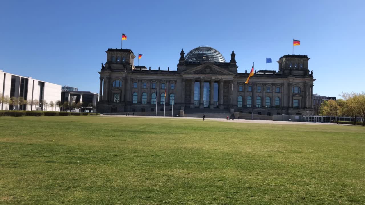 reichstag building left to right slow full pan 2