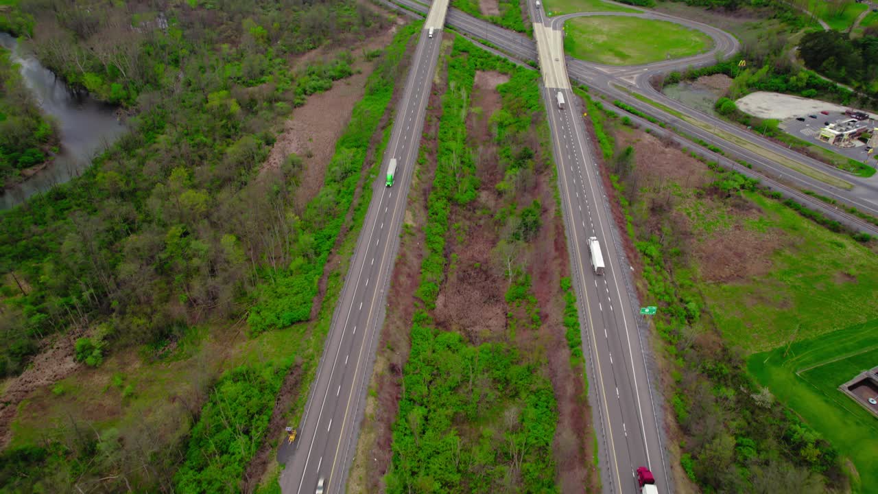 vista aérea de la autopista interestatal i-80 con furgonetas secas y camiones refrigerados en movimiento