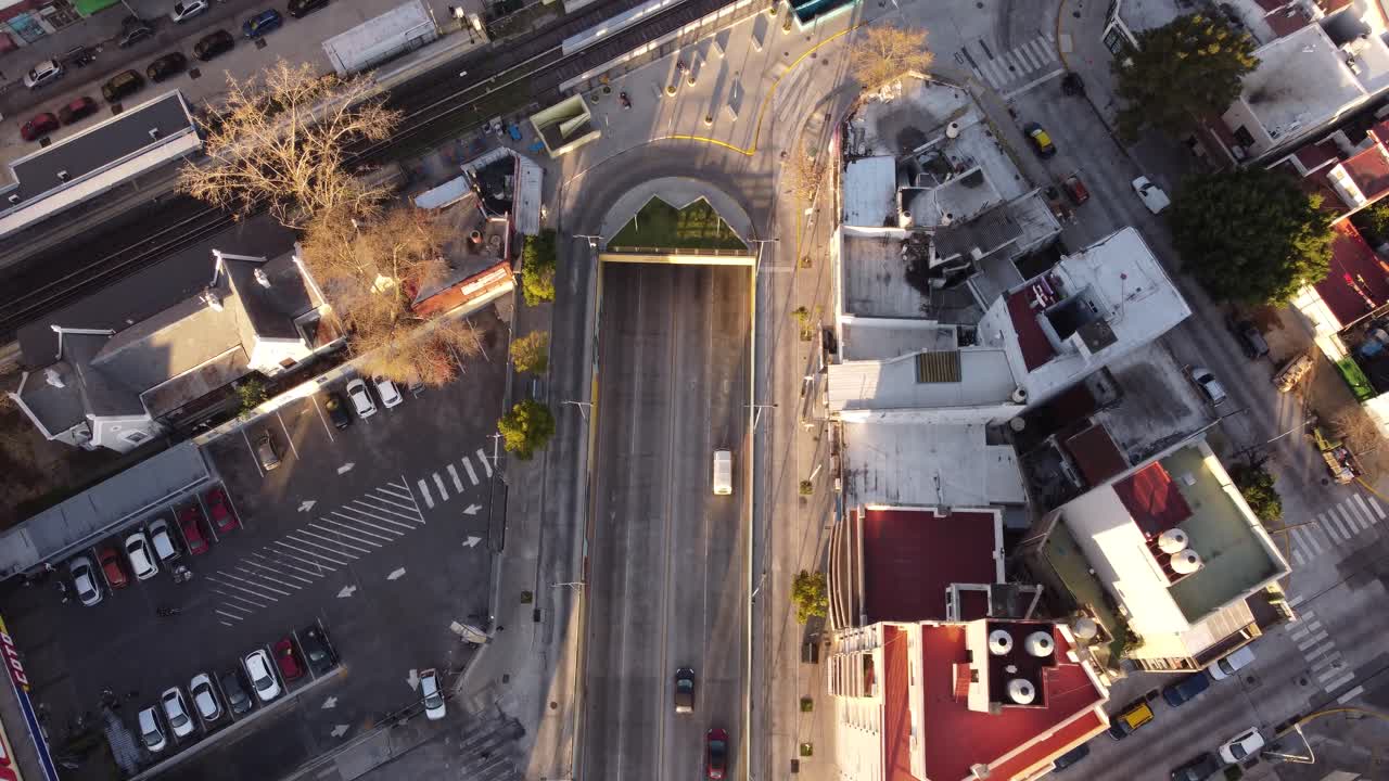 Vista aerea dall'alto di tunnel sotterranei nella città di Buenos Aires.