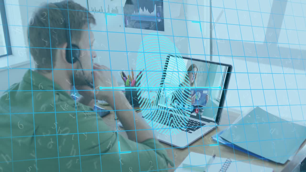 Animación de huella dactilar biométrica sobre un hombre caucásico usando auriculares de teléfono y un portátil