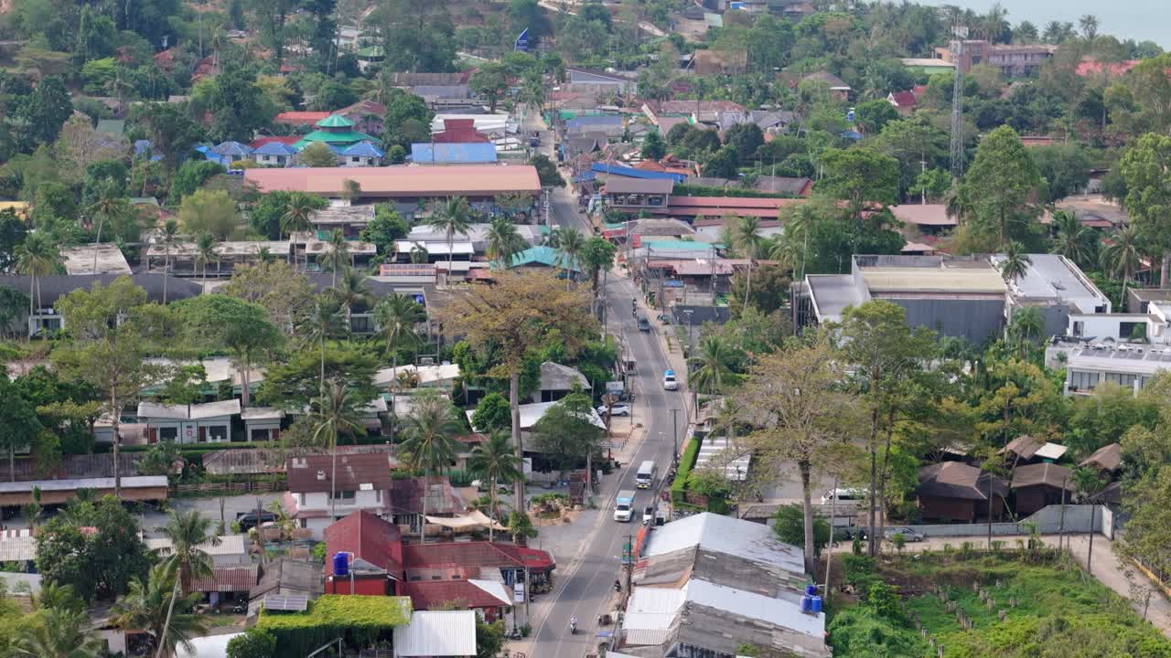 Rekaman udara dengan sudut pandang tinggi dari pulau Koh Chang, desa Kai Bae