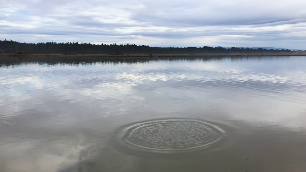 만조 때 물에 반사되는 구름과 함께 밴돈 근처의 남부 오레곤에 있는 아름다운 코키유 강