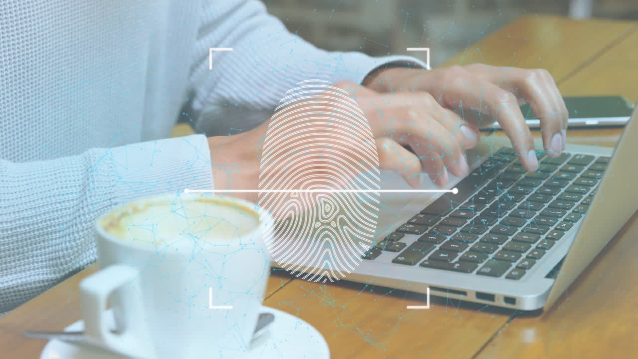animación de la huella dactilar en el visor sobre la sección media del hombre caucásico trabajando en una computadora portátil en cafés