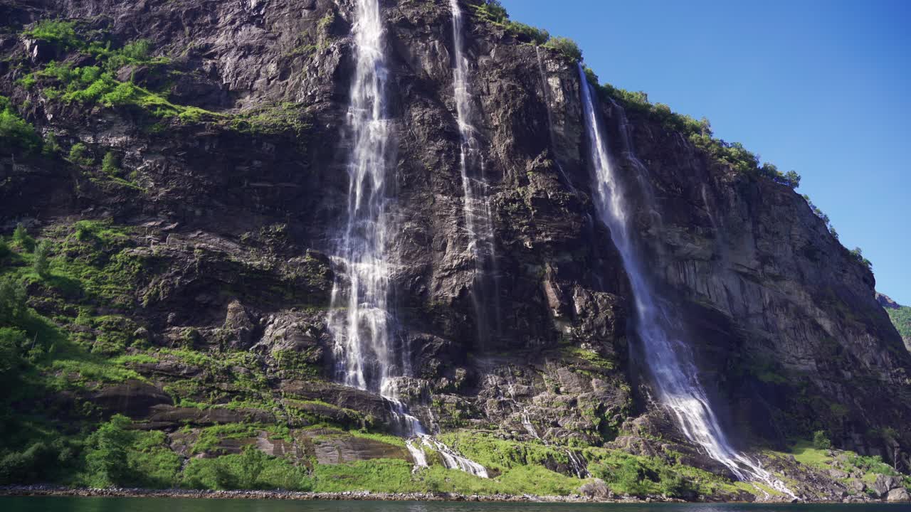 Una vista mozzafiato delle cascate delle Sette Sorelle nel fiordo di Geiranger, Norvegia