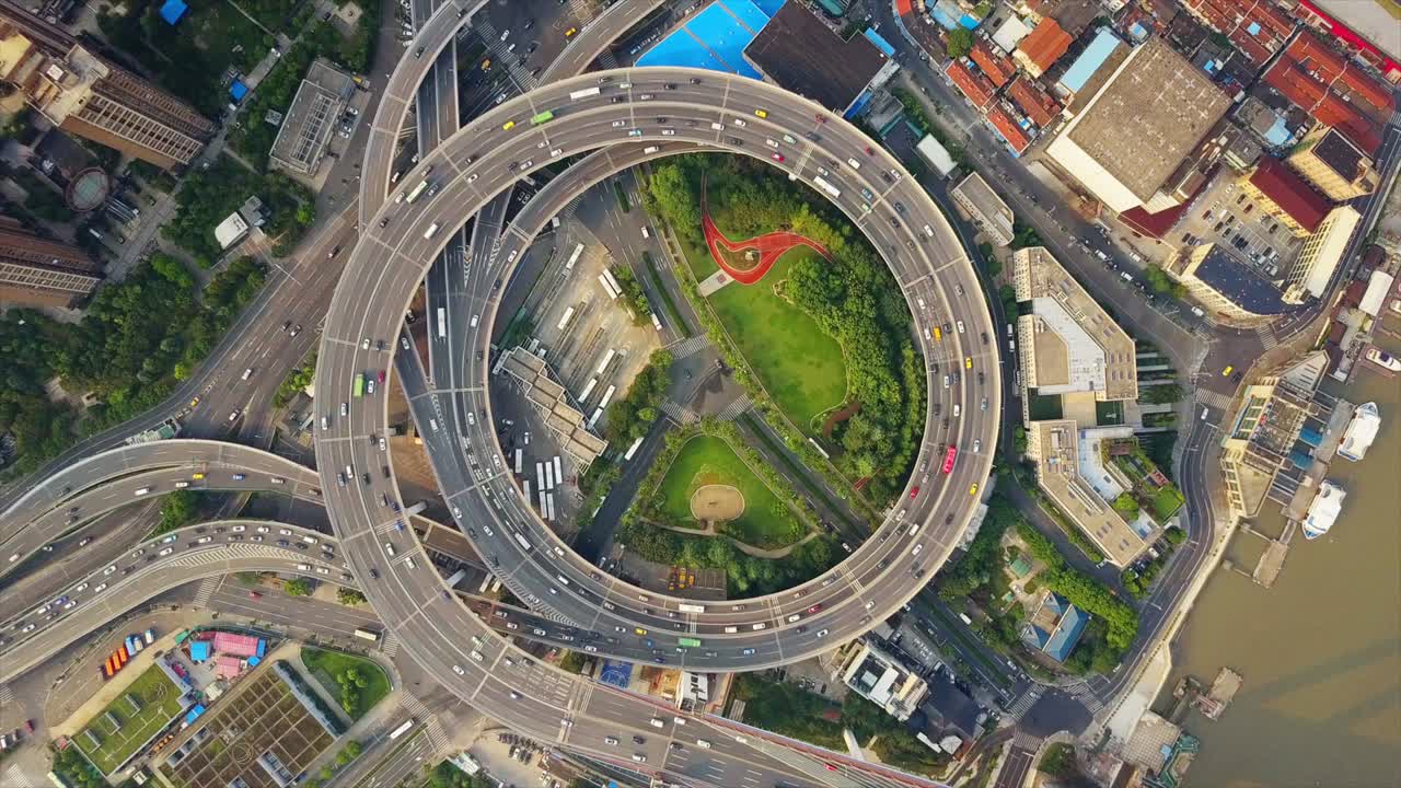hora del día de china ciudad famosa de shanghai tráfico redondo cruce de carretera vista aérea superior 4k