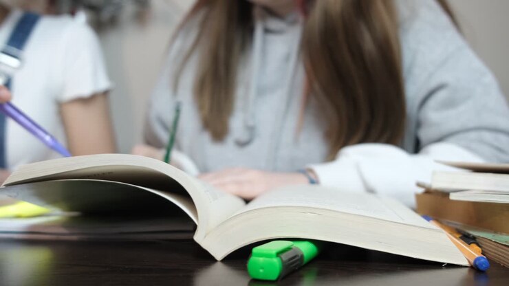 Ricerca con libri e portatile