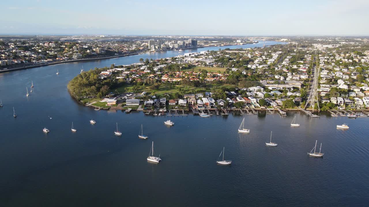 호주의 빅 루카스 공원 근처 브리즈번 강에서 호화 요트의 파노라마