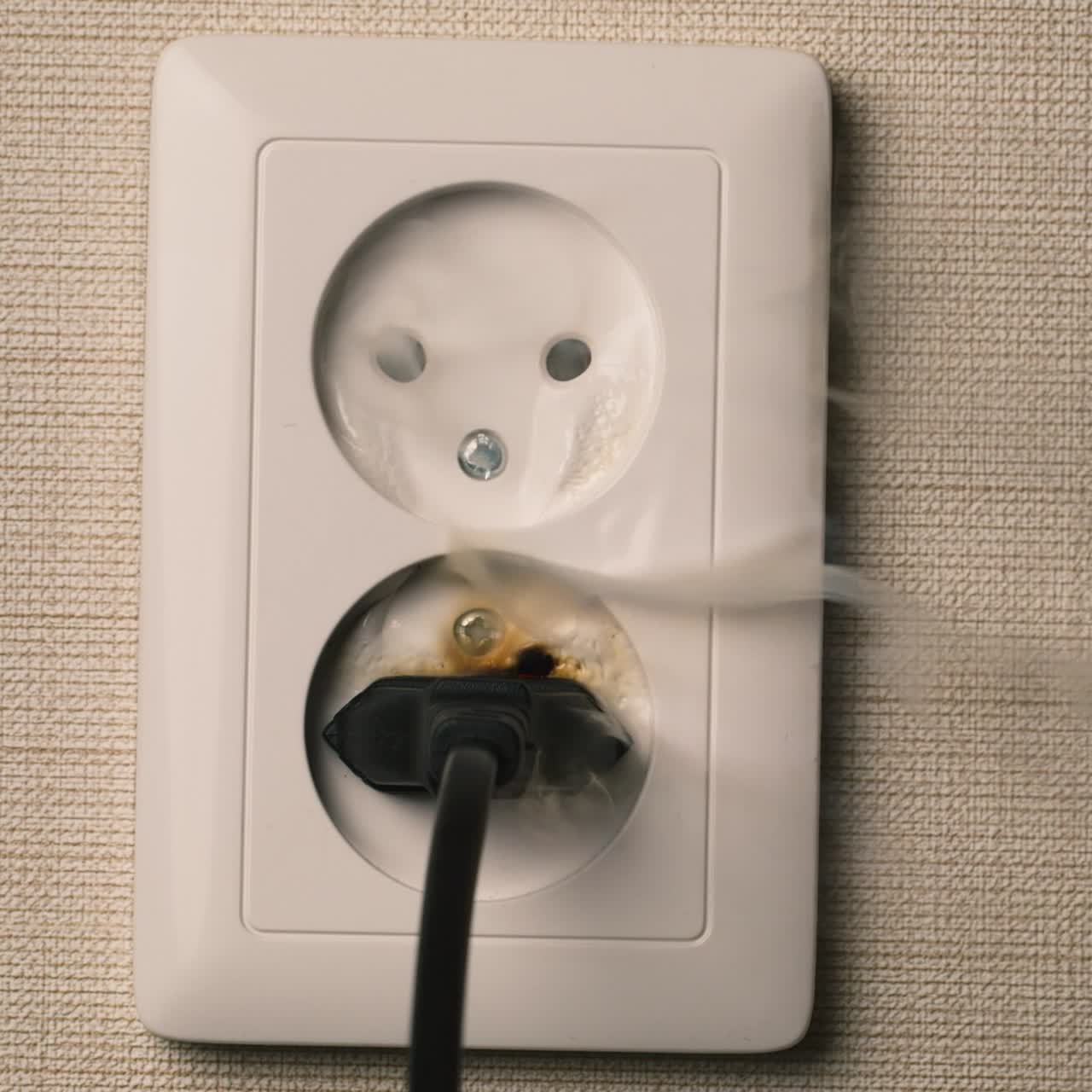 플러그 콘센트에 불꽃이 나타납니다.