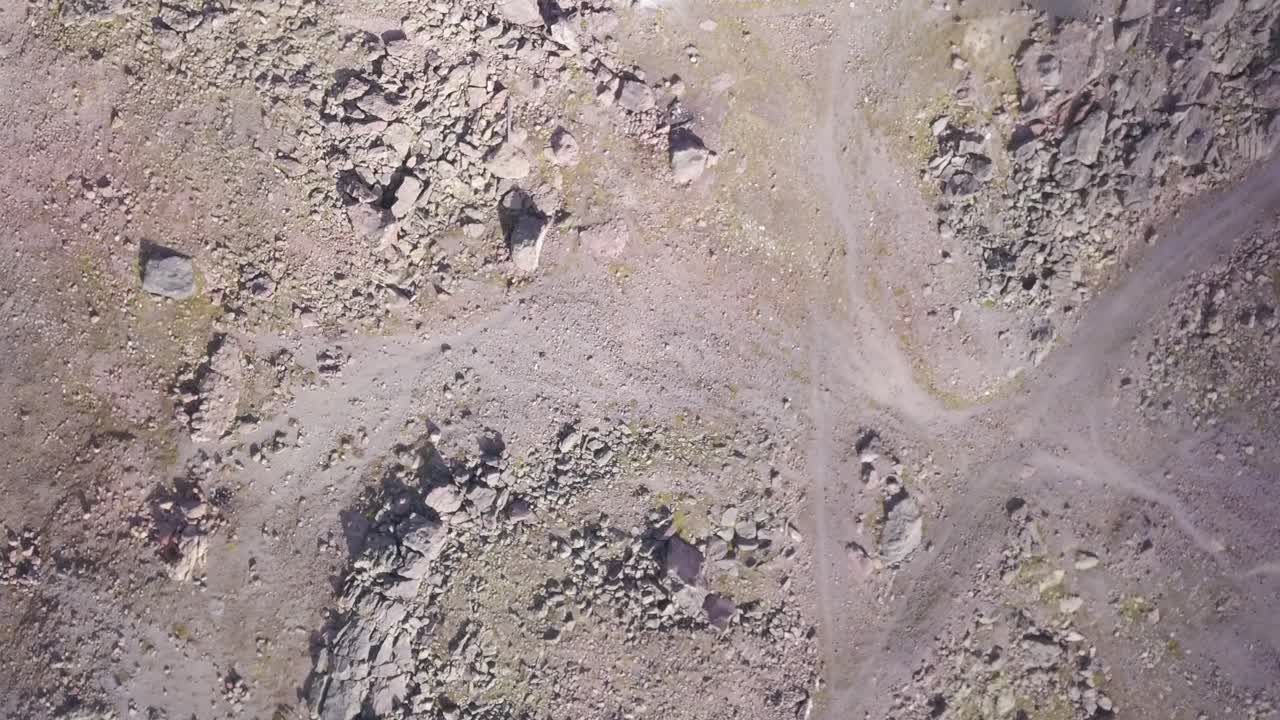 воздушный вид скалистой горной местности