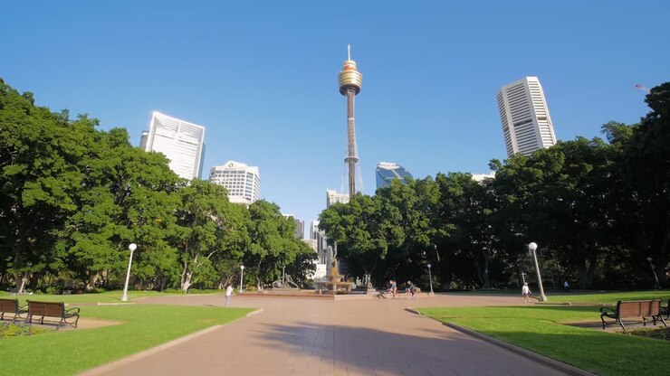 Ciclisti passano la fontana di Hyde Park a Sydney