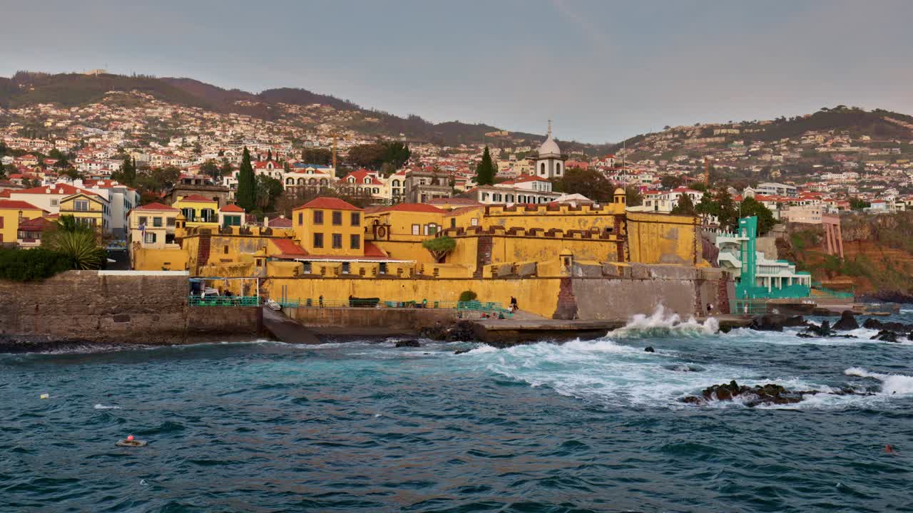 tomada panorámica del antiguo castillo de fortaleza de sao tiago. funchal, madeira, portugal. uhd, 4k