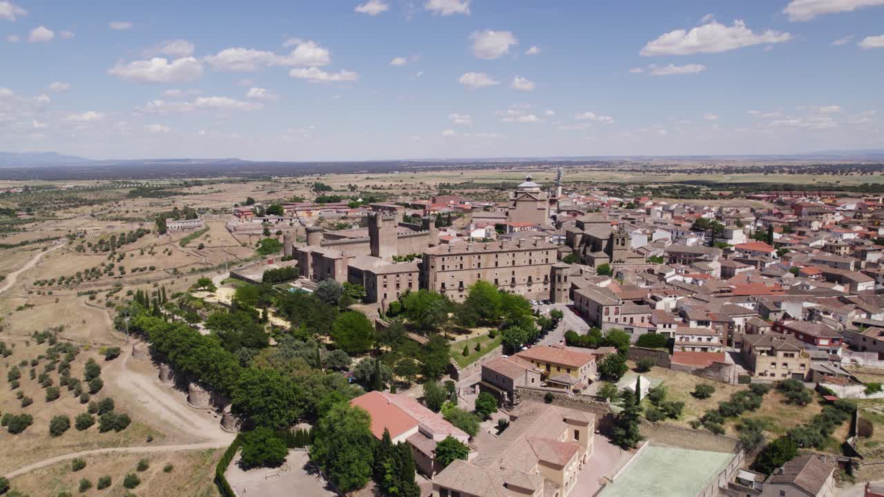 gran castillo morisco en un pequeño pueblo español, impresionante vista panorámica