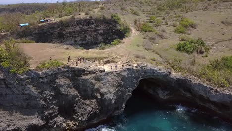 Großartige-Flugpanorama-Übersicht-Aus-Der-Luft-Drohnenaufnahme-Des-Kaputten-Strandes-Von-Nusa-Penida-Auf-Bali,-Indonesien