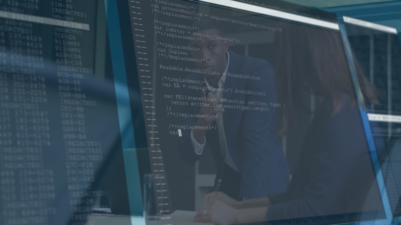 Leder gestikulerer over bordet, veileder utvikler som gjennomgår utviklende kodebiter for systemoppdatering