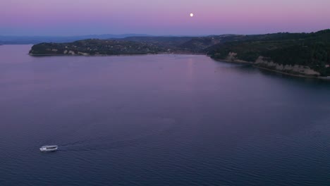 Bootsfahrt-In-Der-Ruhigen-Bucht-Von-Piran-Während-Des-Sonnenuntergangs,-Antenne